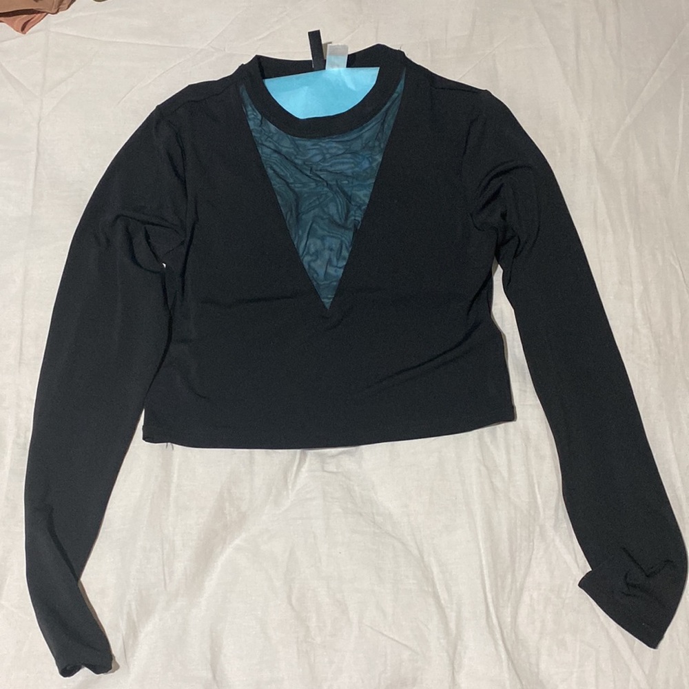 HM. Black long sleeve crop top